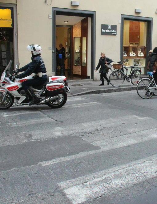 Il piano anti-buche parte da via Marradi 
