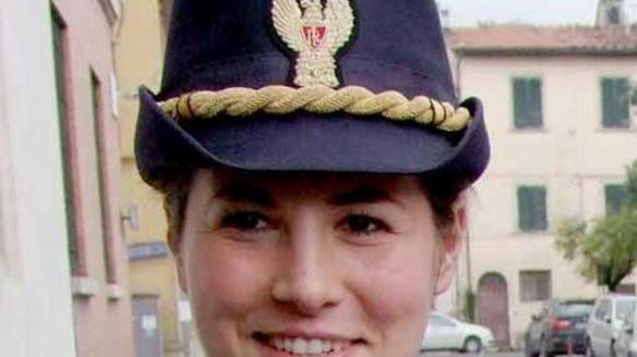 Sfila la pistola all’agente e cerca di ucciderlo