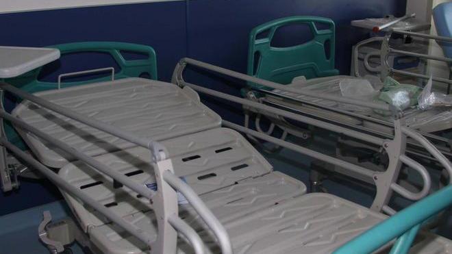 Prato, chiama i carabinieri per far avere un letto alla moglie in ospedale