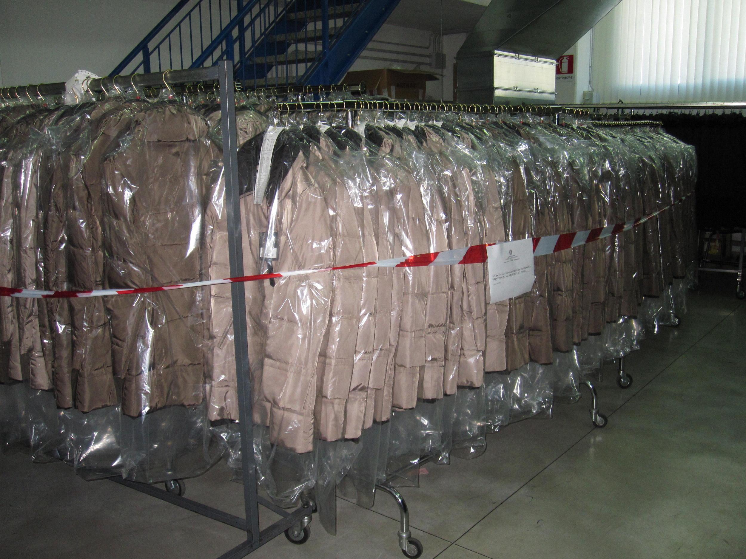 Operazione Cencio griffato, sequestrati 30mila capi d’abbigliamento 