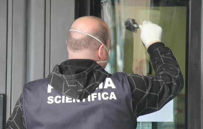 I ladri ora sfondano la porta con l’accetta 