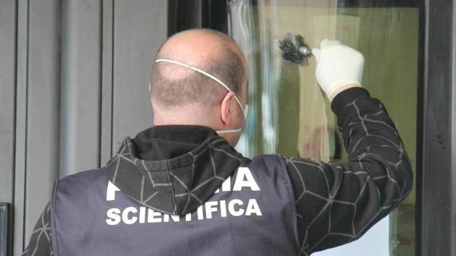 I ladri ora sfondano la porta con l’accetta