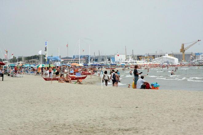 Bocciatura per la spiaggia libera in piazza Mazzini 