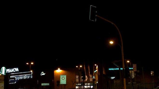 Semaforo spento sulla strada a scorrimento veloce