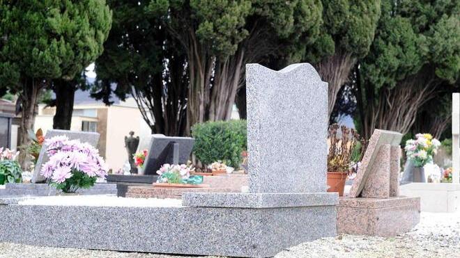 Cimiteri, il Comune vuol chiudere con le coop