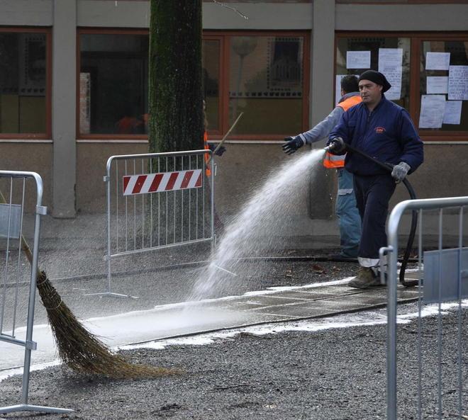 Escrementi di cane sul cancello alla scuola di via Montebianco