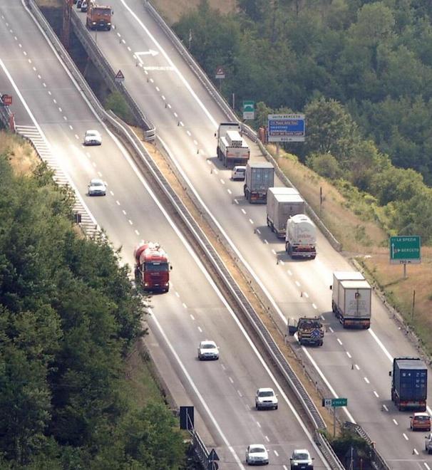 Camion a fuoco autostrada in tilt per un’ora