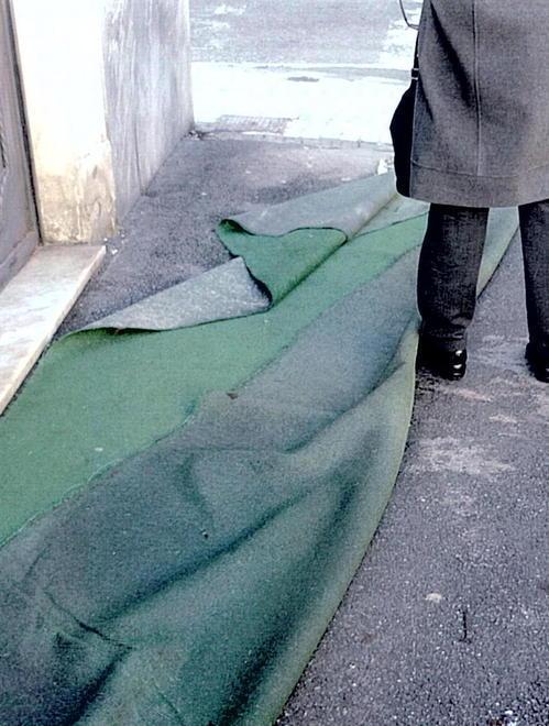 Panno in strada arrotolato un uomo inciampa e si fa male