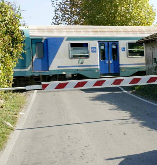 Auto incastrata sui binari a Empoli manda i treni in tilt 