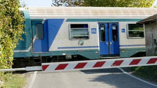 Auto incastrata sui binari a Empoli manda i treni in tilt