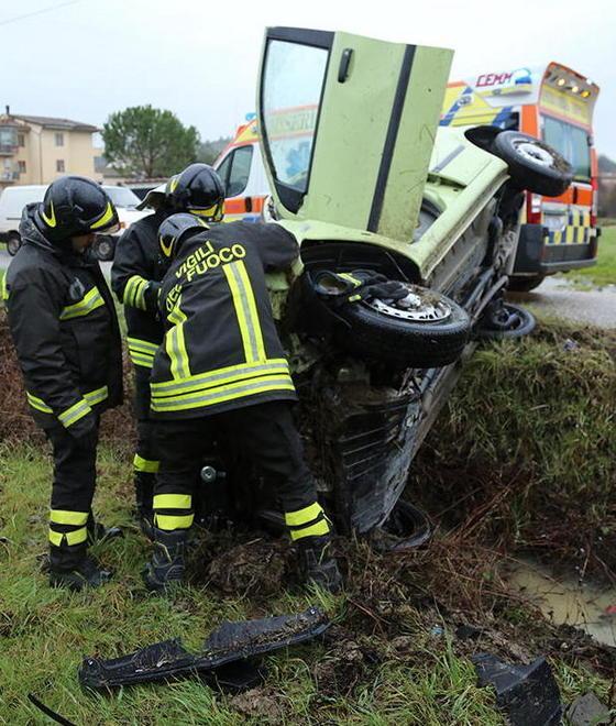 Paura per un 60enne rimasto ferito nel mezzo fuori strada