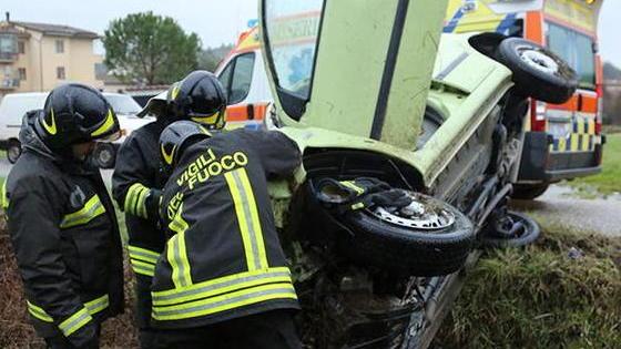 Paura per un 60enne rimasto ferito nel mezzo fuori strada