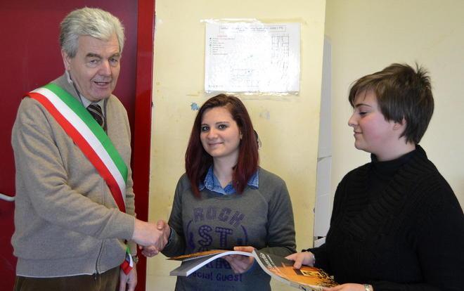 Il sindaco di Fucecchio premia l’onestà di Alice e Martina 
