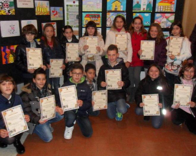 La casetta del latte decorata dai disegni dei bambini 