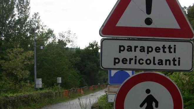 Camion sì, pedoni no sul ponte pericolante