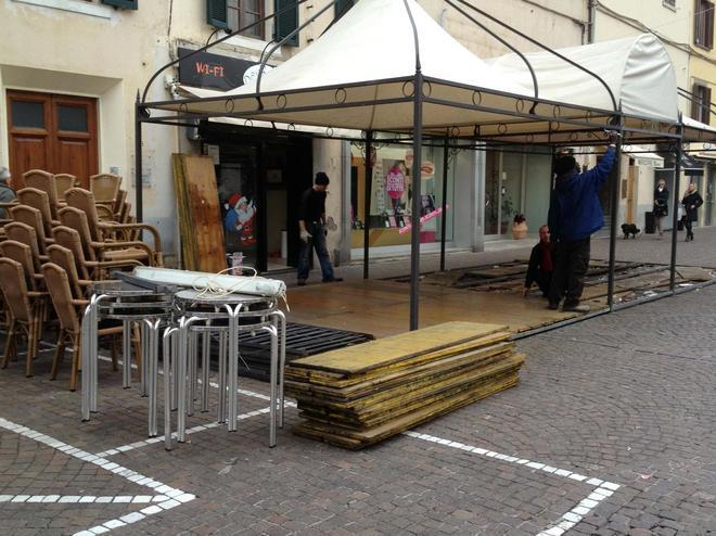Clienti scontenti e incassi dimezzati senza i gazebo 