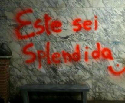 Stazione imbrattata di scritte