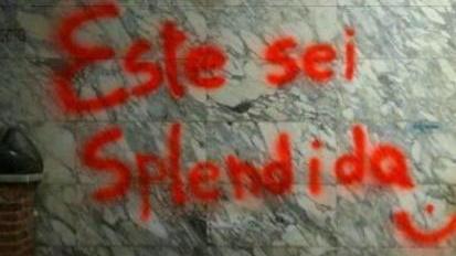 Stazione imbrattata di scritte