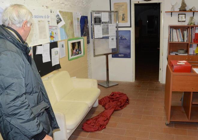 Entrano dentro al Cai per dormire 