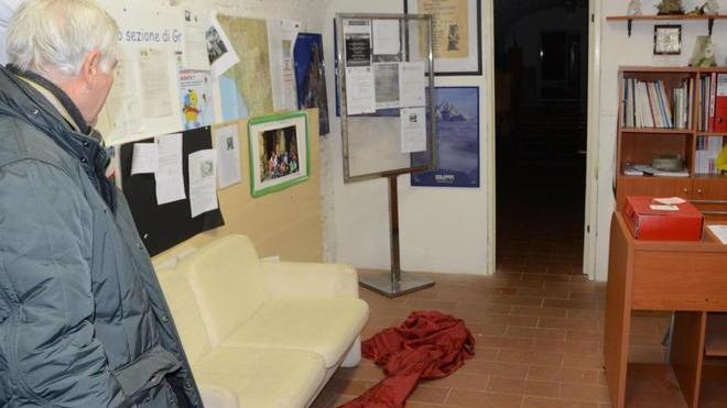 Entrano dentro al Cai per dormire