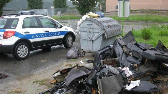 Denunciato per abbandono di pezzi di carrozzeria