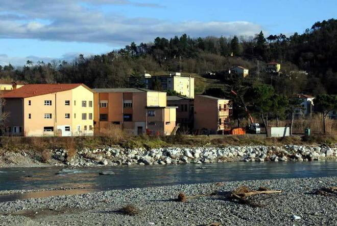 Picconi e ruspe nelle scuola alluvionata 