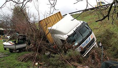 Camion giù dalla scarpata dell’autostrada, illeso il conducente 