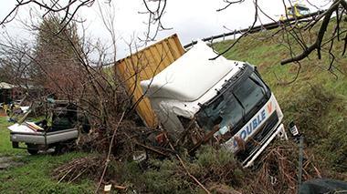 Camion giù dalla scarpata dell’autostrada, illeso il conducente