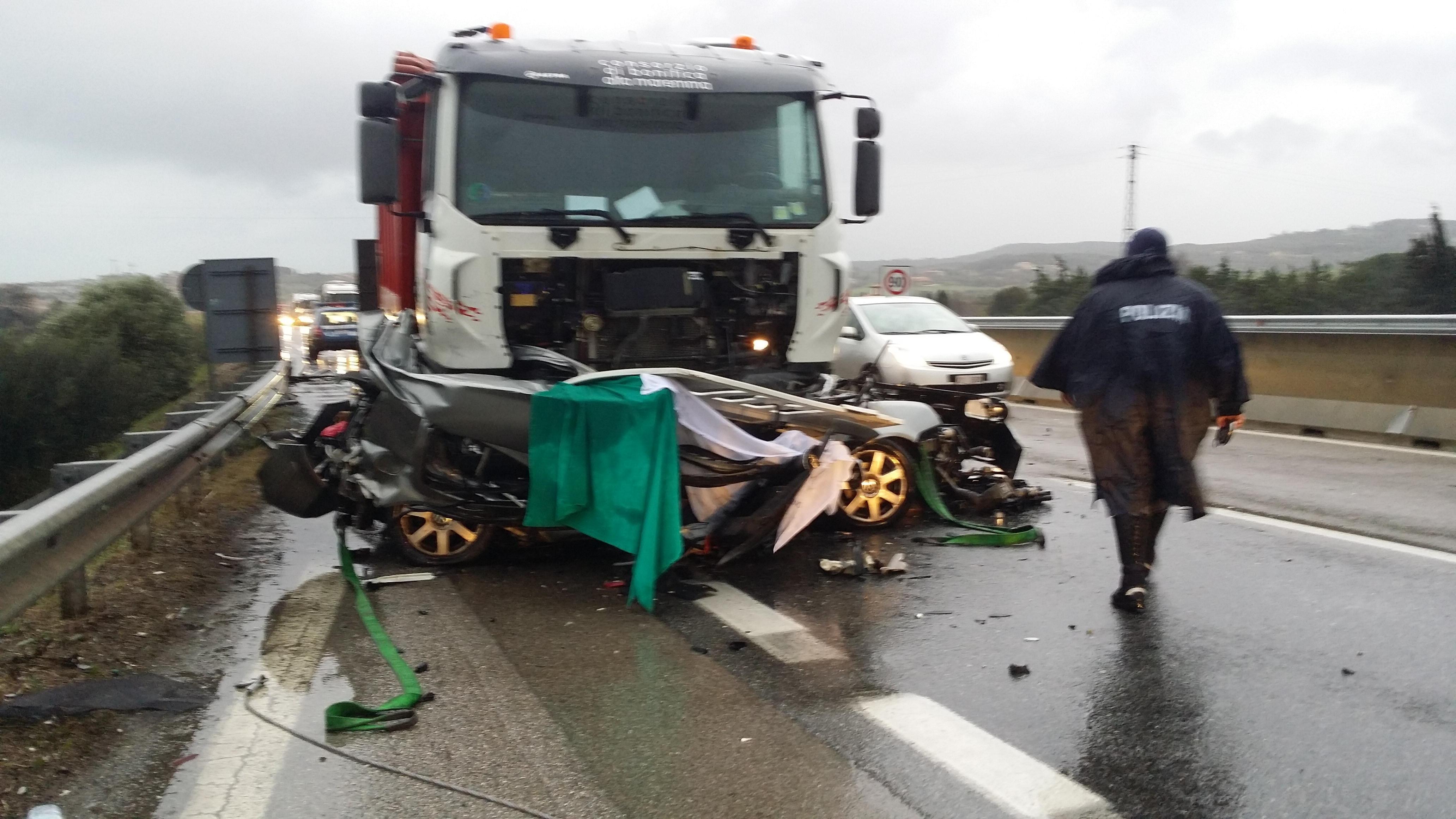 Madre e figlia morte nell’auto contro un camion sulla superstrada 