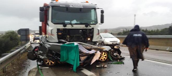 Due donne morte nell’auto contro un camion sulla superstrada 