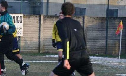 Colpisce l’arbitro con la bandierina, maxi squalifica 