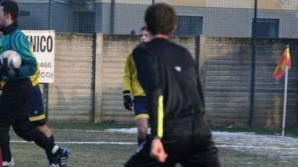 Colpisce l’arbitro con la bandierina, maxi squalifica