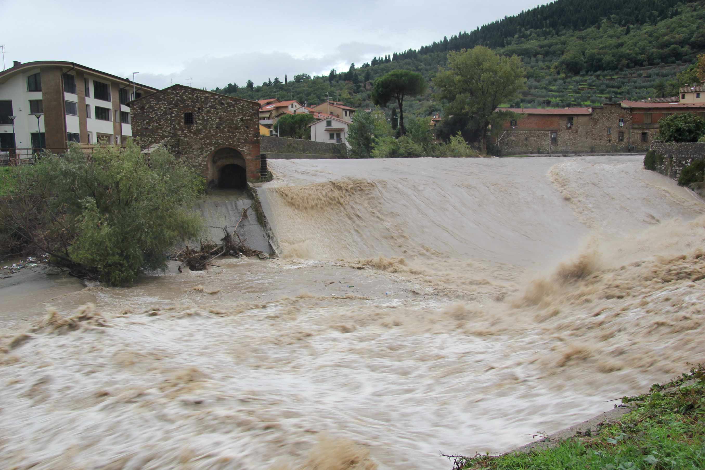  Esondato il Calice, a rischio gli altri fiumi. Cittadini invitati a salire ai piani alti 
