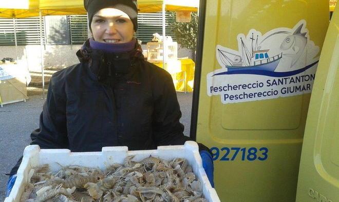 Anche pesce fresco al mercatino Coldiretti