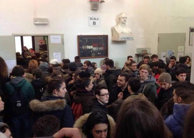 Vandali di giorno al Pacinotti 