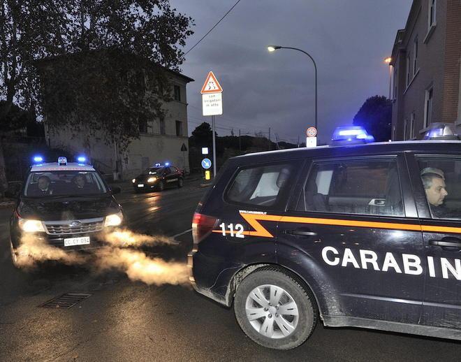 Litiga con il marito e lo ferisce con le forbici