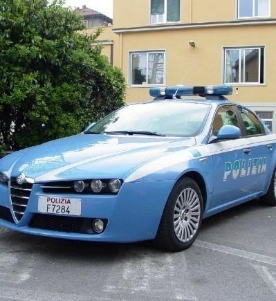Cerca di colpire gli agenti con una sedia dentro al bar