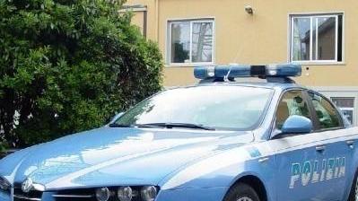 Cerca di colpire gli agenti con una sedia dentro al bar