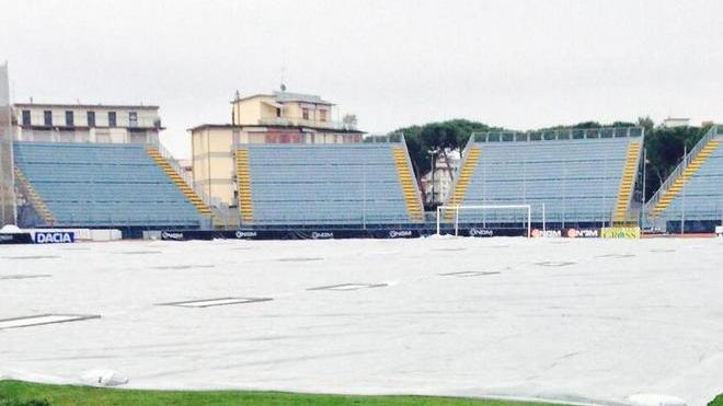 Il Castellani è già protetto dai teloni