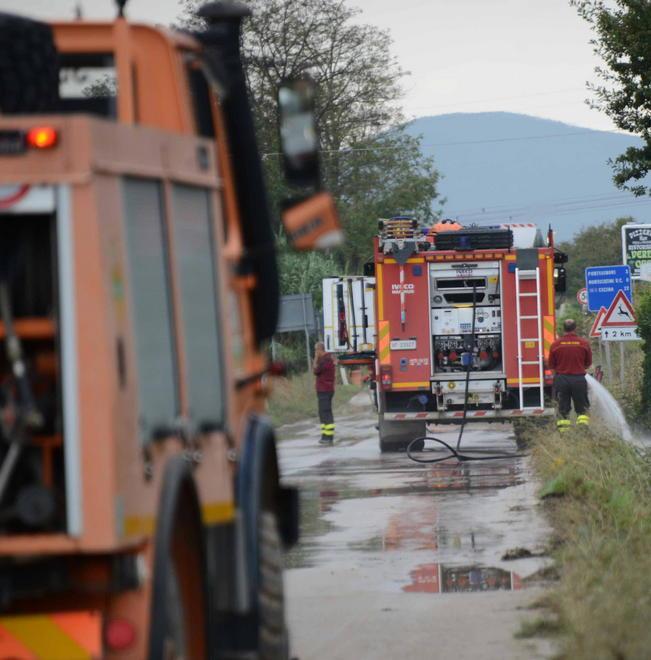 Cede un argine del rio, due case evacuate