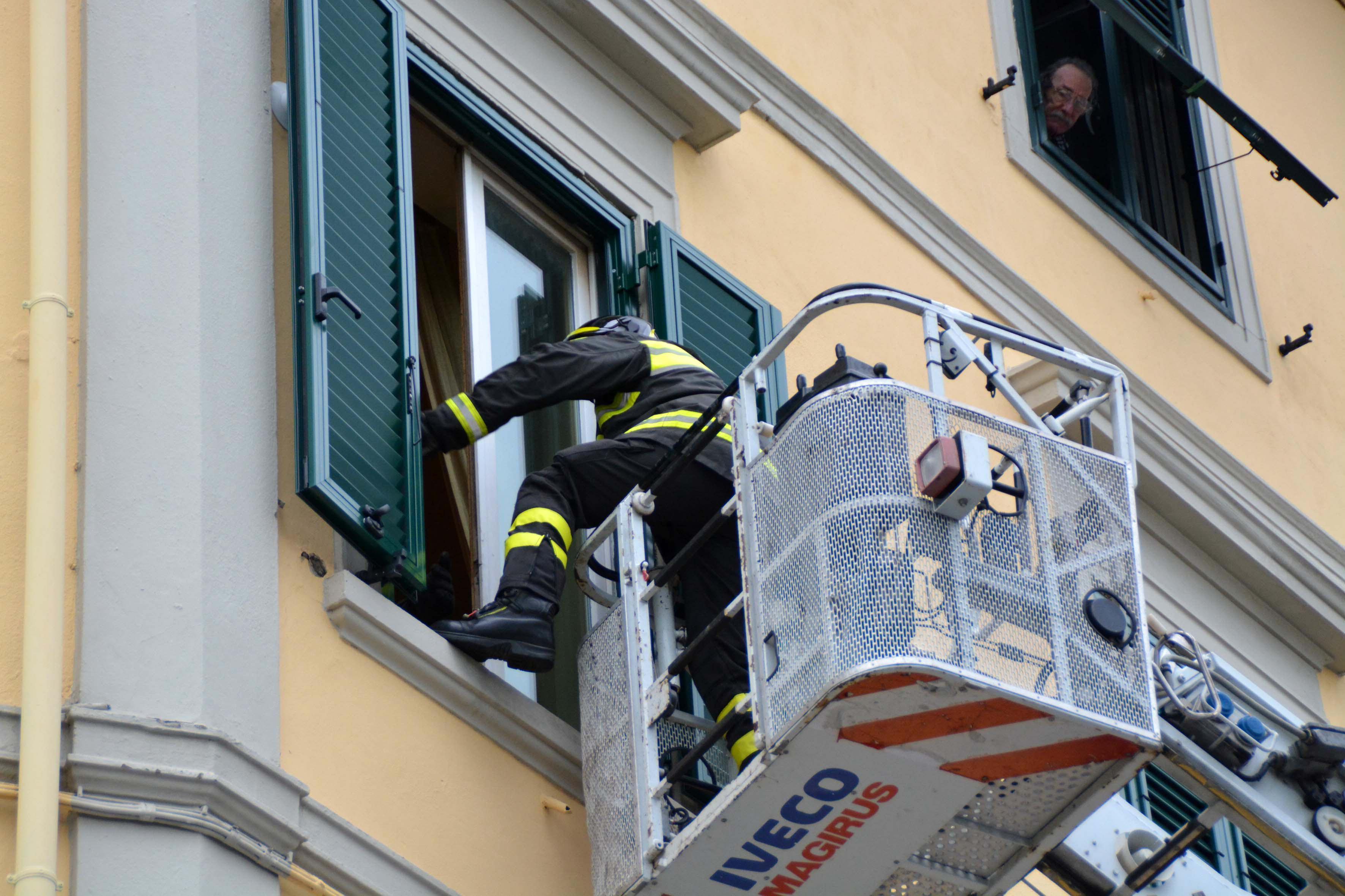Prigioniera in casa per una notte dopo essere caduta 