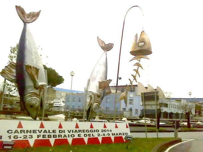 Burla di carnevale in mezzo al traffico di Viareggio 