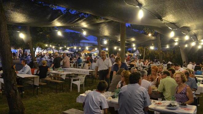 Non passa il taglio delle sagre dei partiti Massa, bocciata la richiesta dei grillini