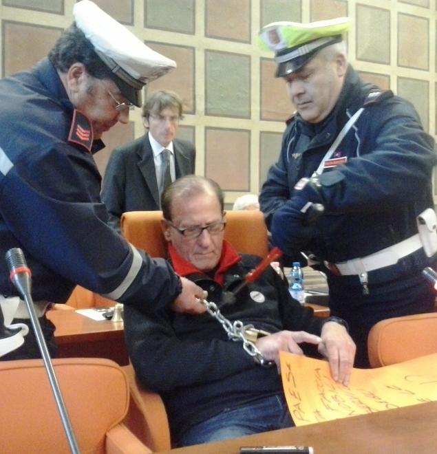 Mannini incatenato in consiglio