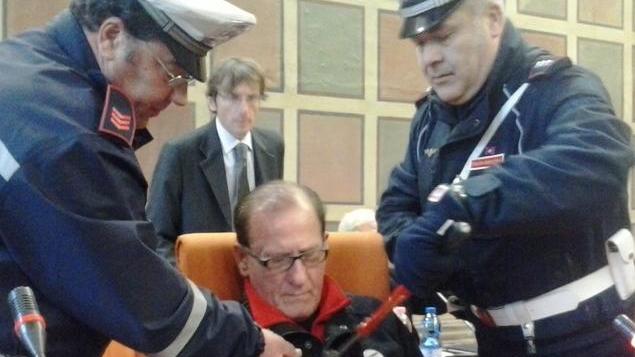 Mannini incatenato in consiglio