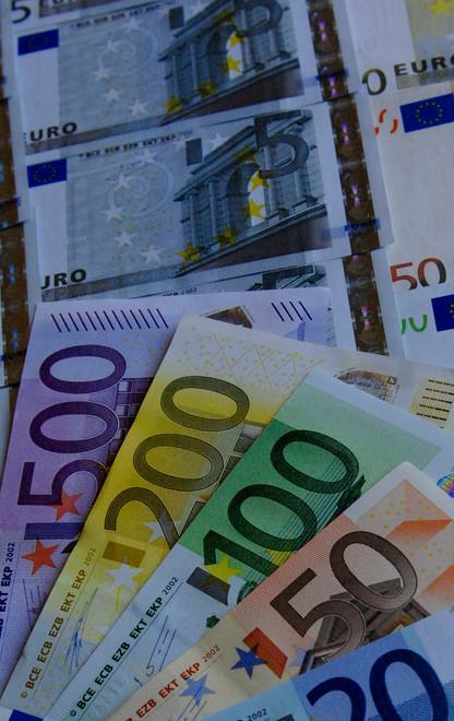 Rapina in banca con un temperino porta via 10mila euro 