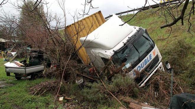 Tir finisce nella scarpata, illeso l’autista
