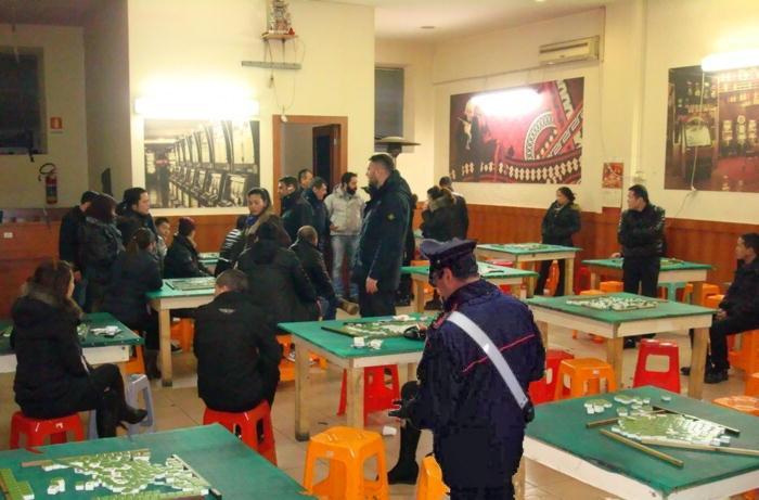 Bisca clandestina in via Maroncelli, venti denunciati 
