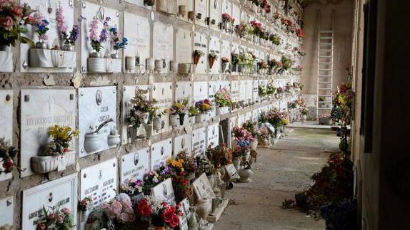 Cimitero nel degrado «C’è poca cura e tanto abbandono»