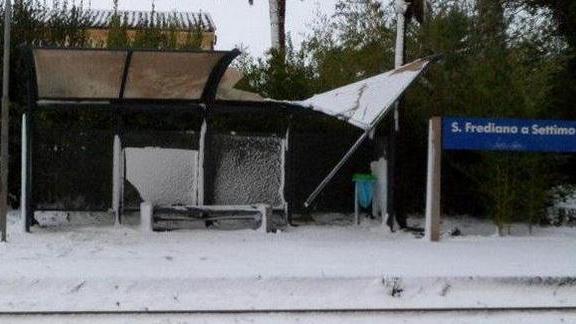 Da due anni manca la pensilina alla stazione